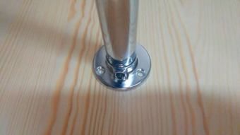 Aluminiowy drążek do szafy sosnowej – stabilne i bezpieczne zawieszenie ubrań.