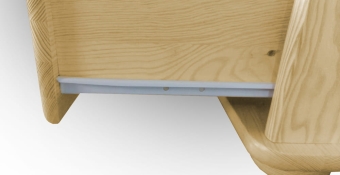 Pojemna szuflada sosnowa na prowadnicach – dodatkowe miejsce do przechowywania w szafie.