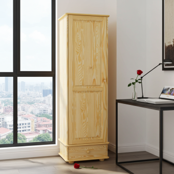 Szafa sosnowa w nowoczesnej aranżacji gabinetu przy biurku – naturalne meble z drewna.